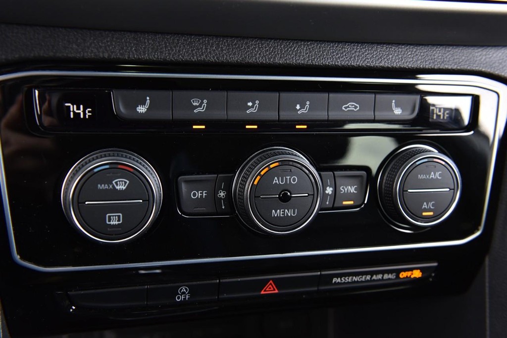 Volkswagen Atlas Cross Sport Vehicle Full-screen Gallery Image 15