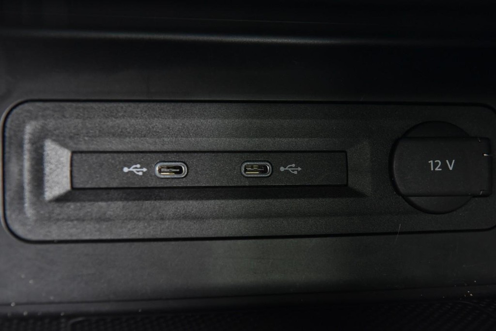 Volkswagen Atlas Cross Sport Vehicle Full-screen Gallery Image 16