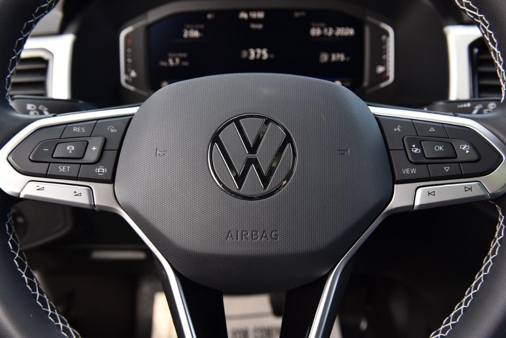 Volkswagen Atlas Cross Sport Vehicle Full-screen Gallery Image 18