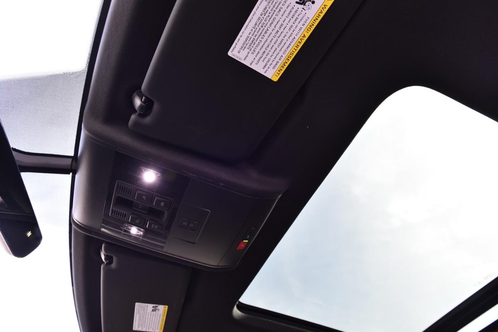 Volkswagen Atlas Cross Sport Vehicle Full-screen Gallery Image 21