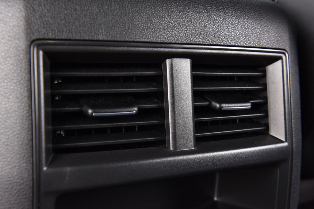 Volkswagen Atlas Cross Sport Vehicle Full-screen Gallery Image 23