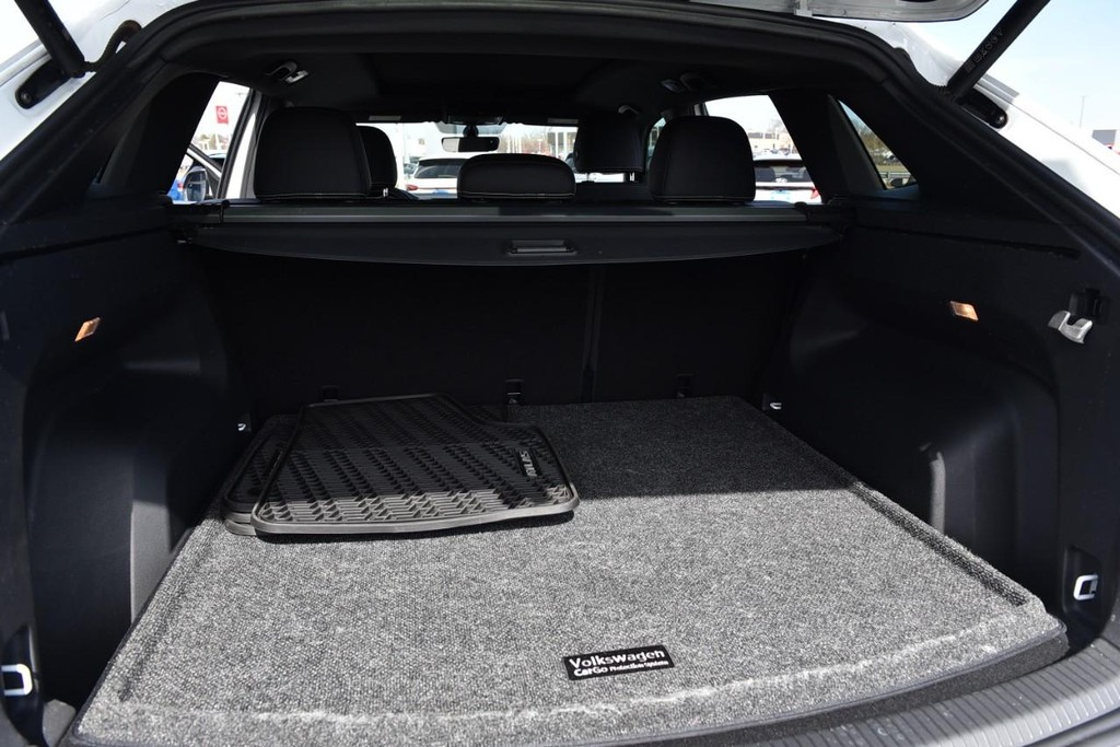 Volkswagen Atlas Cross Sport Vehicle Full-screen Gallery Image 25