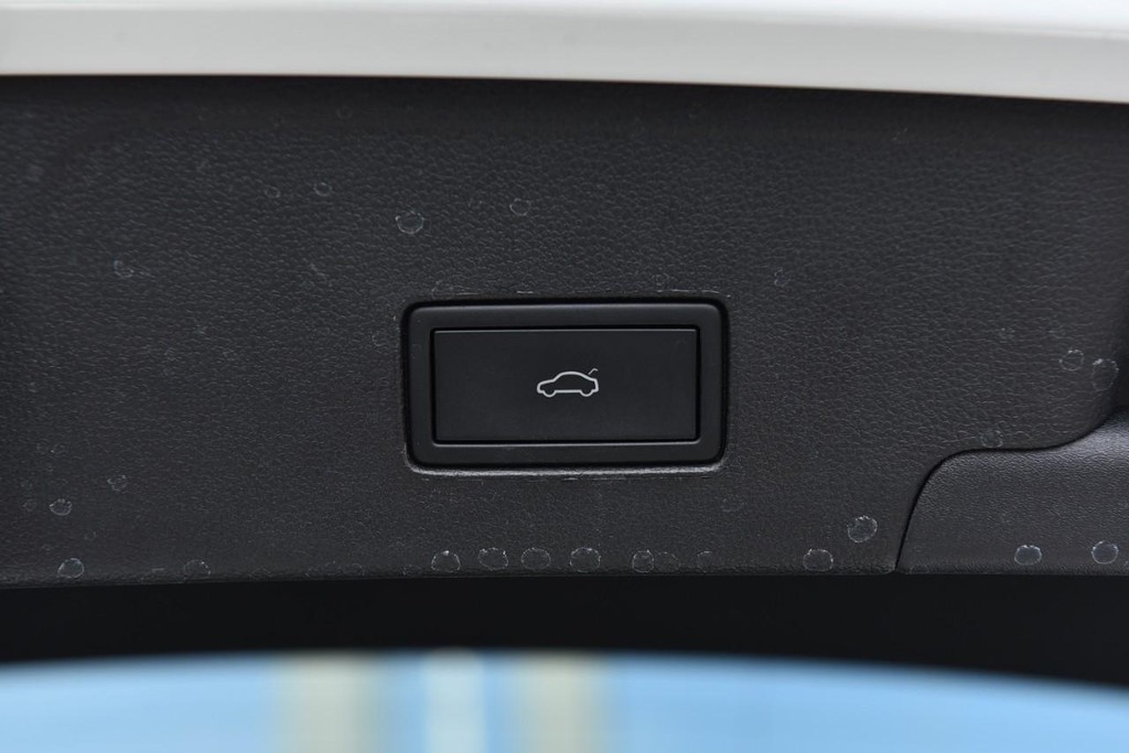 Volkswagen Atlas Cross Sport Vehicle Full-screen Gallery Image 26