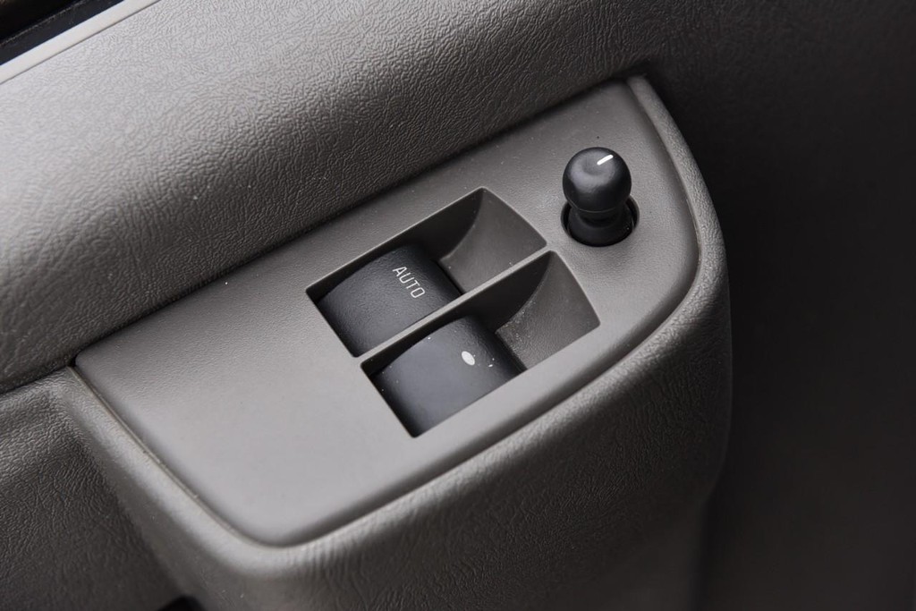 GMC Savana Cargo Van Vehicle Full-screen Gallery Image 09