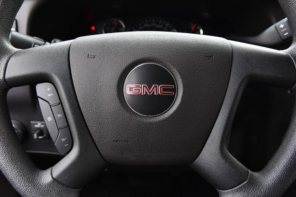 GMC Savana Cargo Van Vehicle Full-screen Gallery Image 15