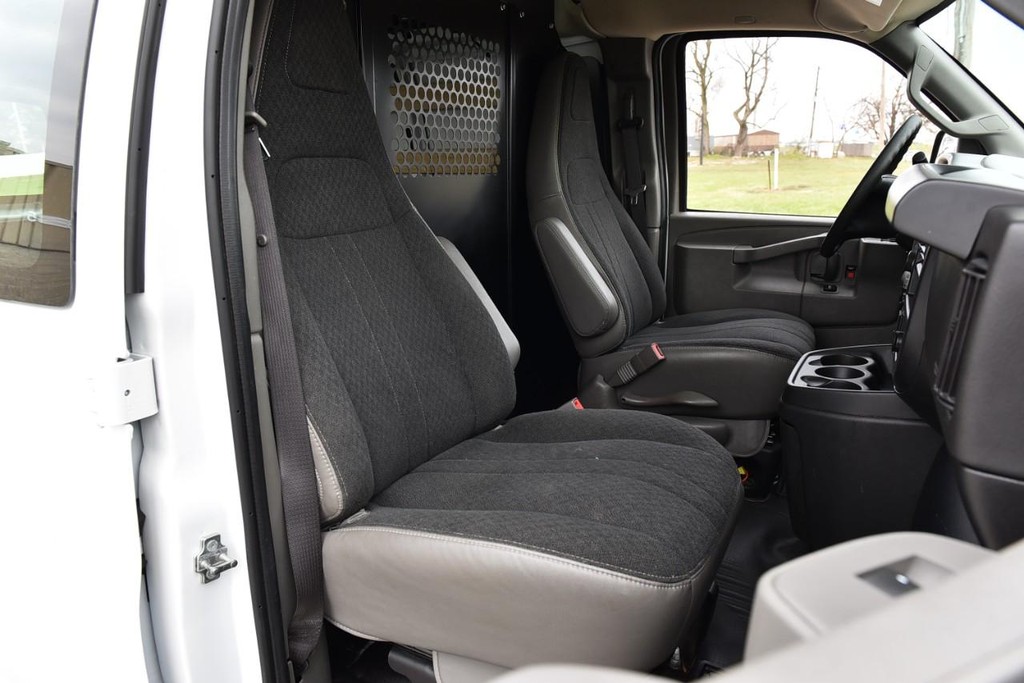 GMC Savana Cargo Van Vehicle Full-screen Gallery Image 17