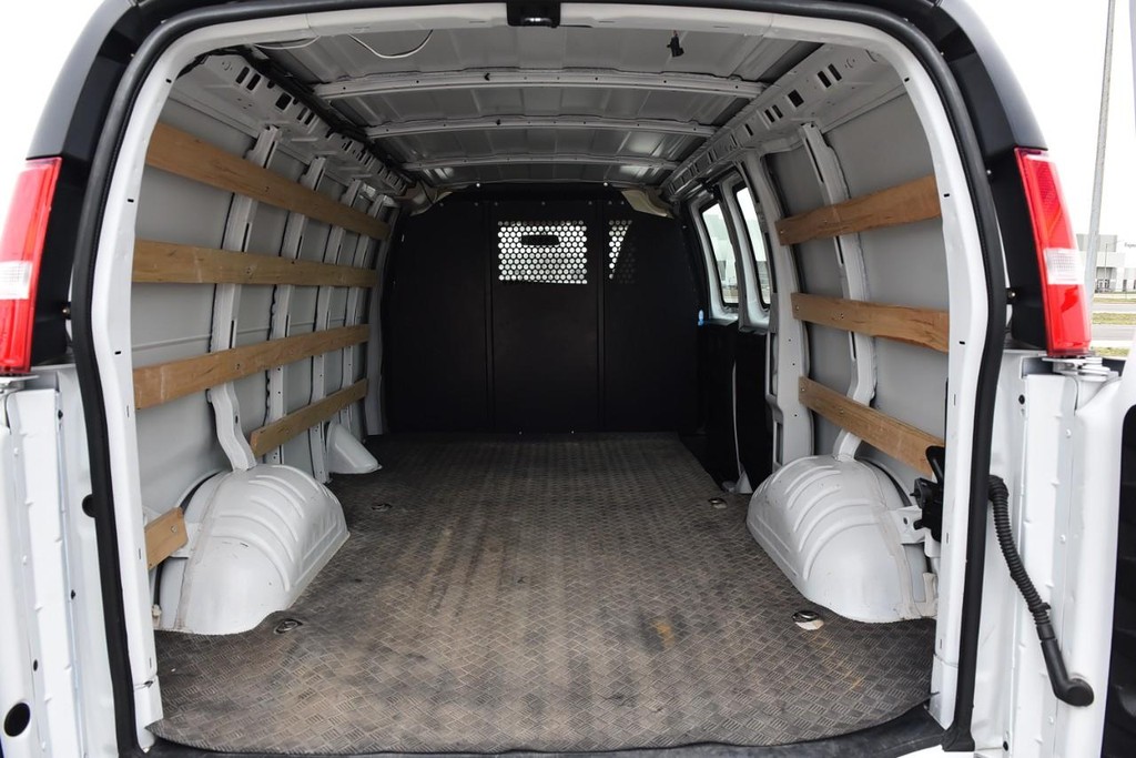 GMC Savana Cargo Van Vehicle Full-screen Gallery Image 19