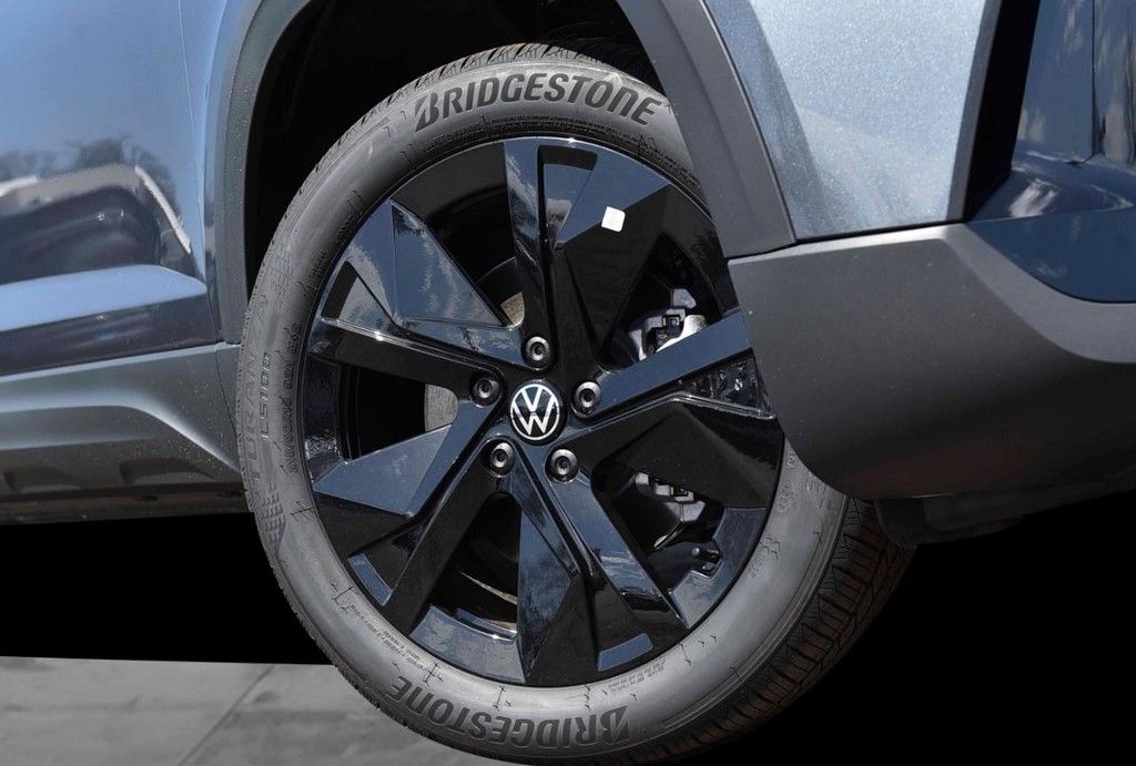 Volkswagen Taos Vehicle Full-screen Gallery Image 3