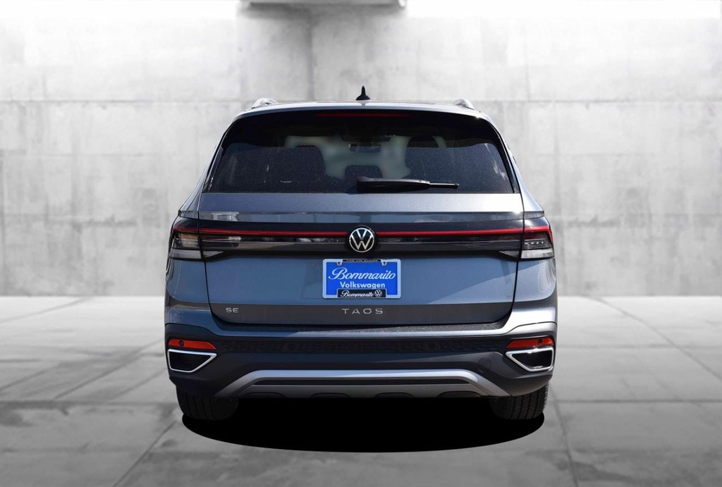 Volkswagen Taos Vehicle Full-screen Gallery Image 6