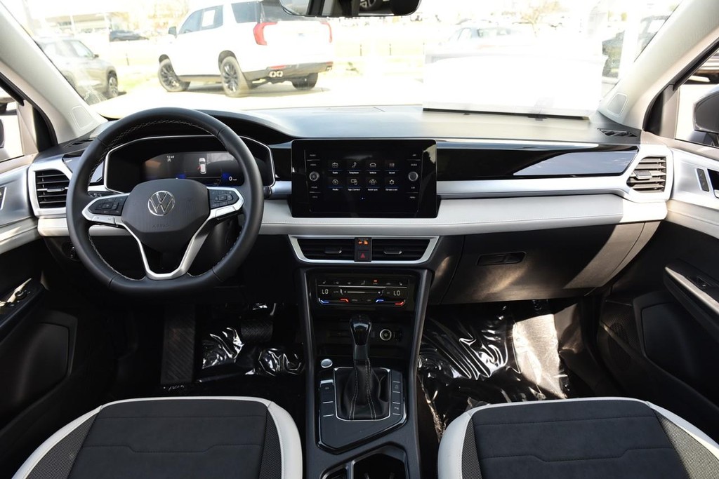 Volkswagen Taos Vehicle Full-screen Gallery Image 7