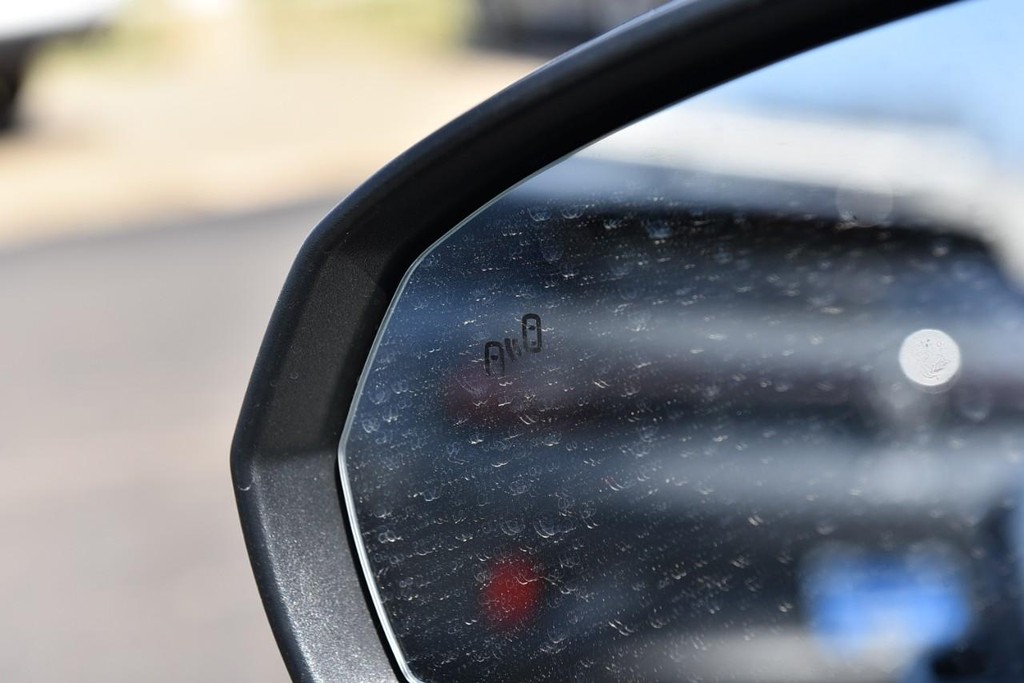 Volkswagen Taos Vehicle Full-screen Gallery Image 9