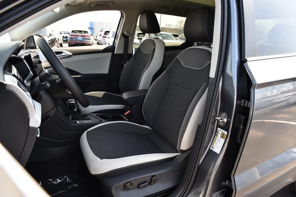 Volkswagen Taos Vehicle Full-screen Gallery Image 18