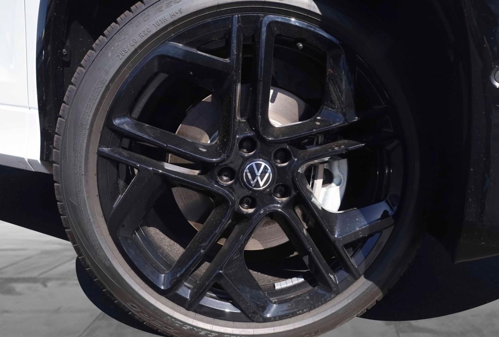 Volkswagen Tiguan Vehicle Full-screen Gallery Image 3