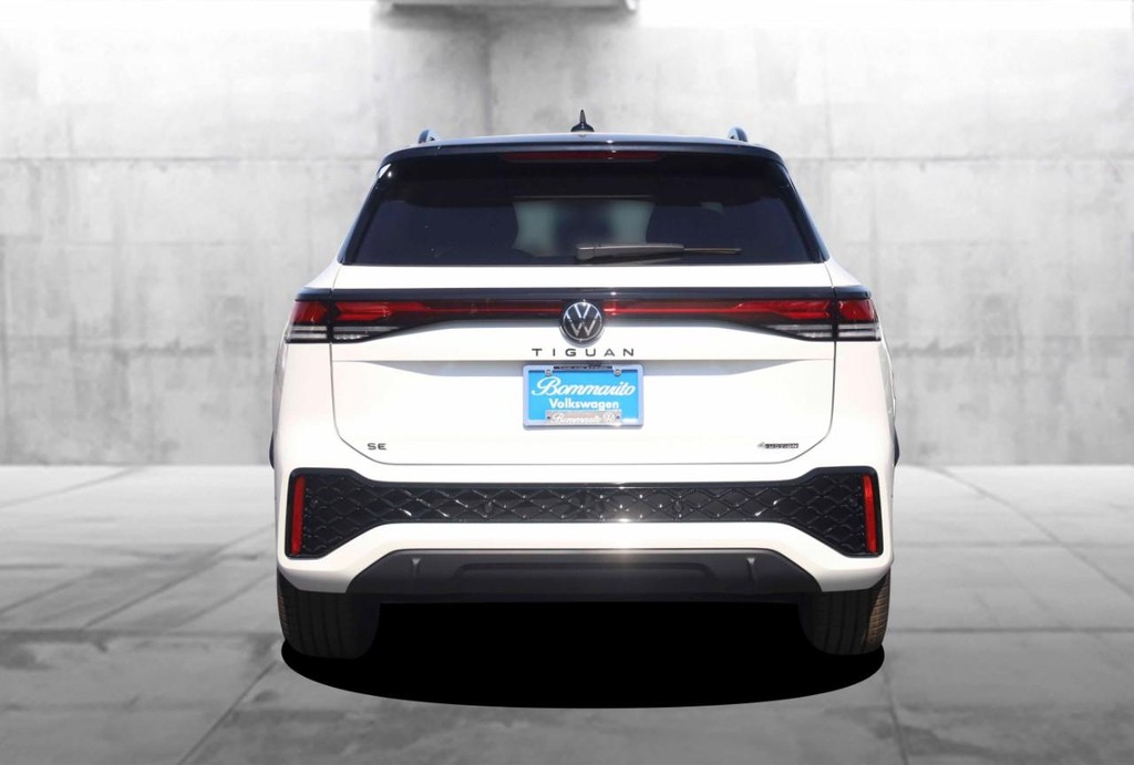 Volkswagen Tiguan Vehicle Full-screen Gallery Image 6