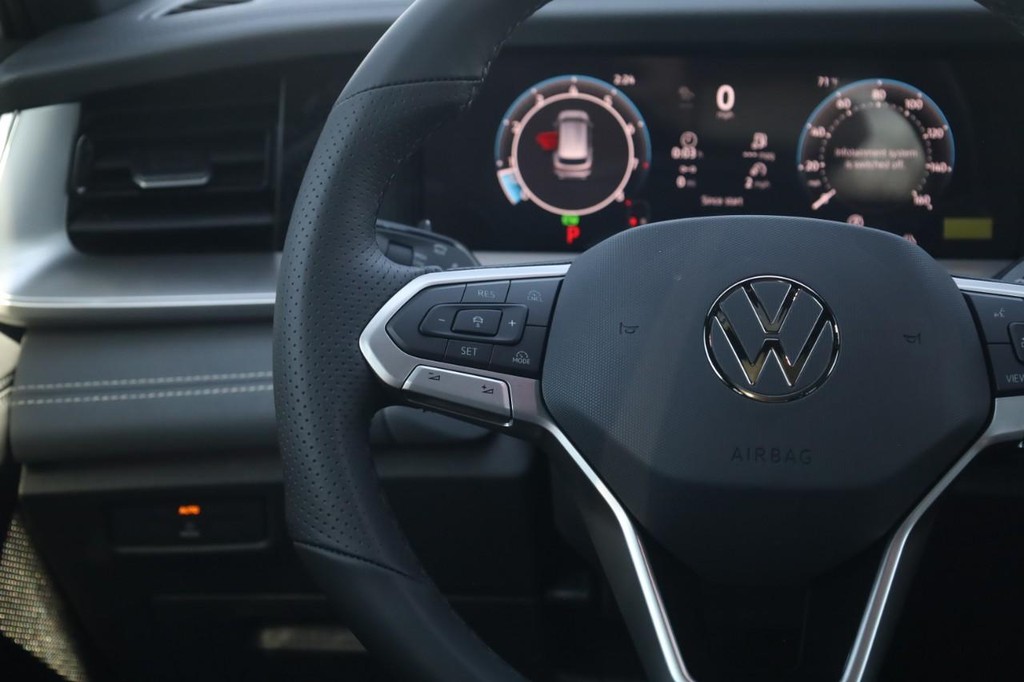 Volkswagen Tiguan Vehicle Full-screen Gallery Image 10