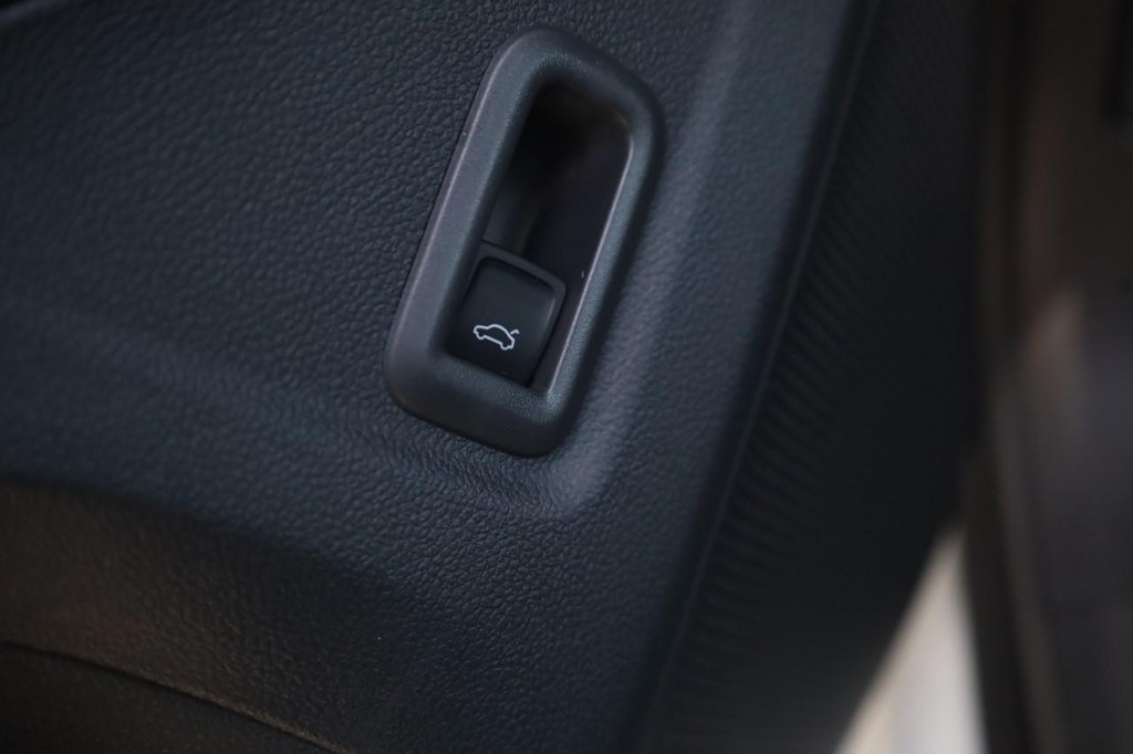 Volkswagen Tiguan Vehicle Full-screen Gallery Image 12