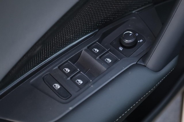 Volkswagen Tiguan Vehicle Image 11