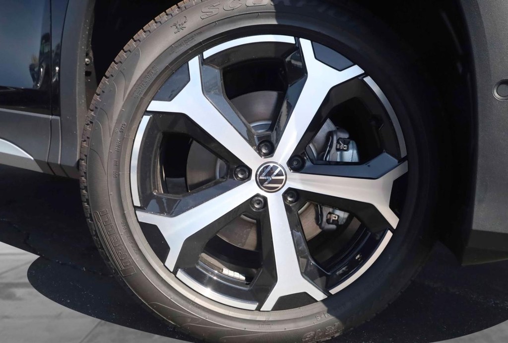 Volkswagen Tiguan Vehicle Full-screen Gallery Image 3