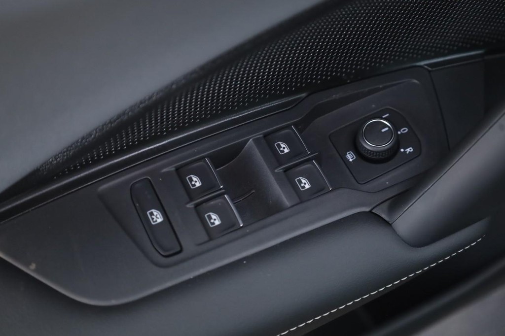 Volkswagen Tiguan Vehicle Full-screen Gallery Image 11