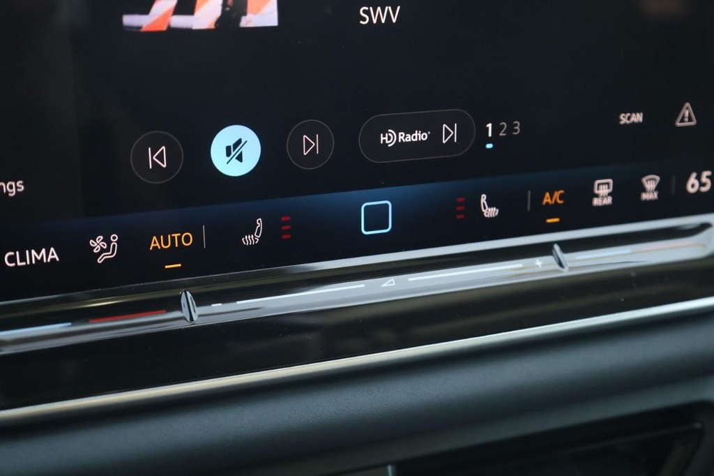 Volkswagen Tiguan Vehicle Full-screen Gallery Image 17