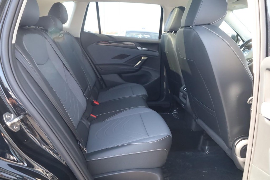 Volkswagen Tiguan Vehicle Full-screen Gallery Image 21