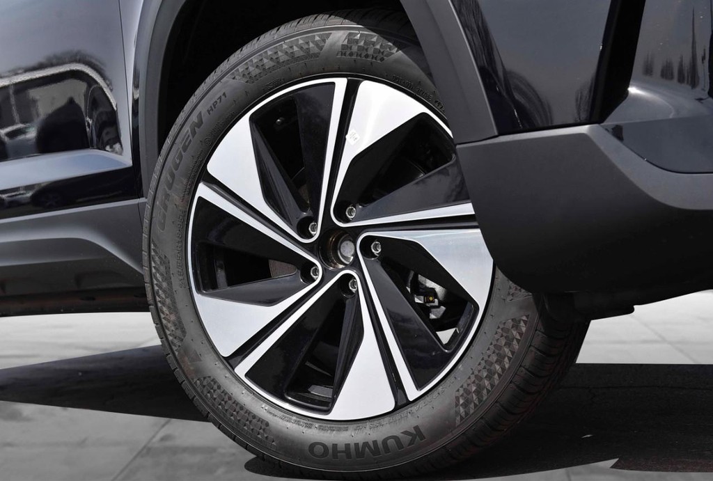 Volkswagen Taos Vehicle Full-screen Gallery Image 3