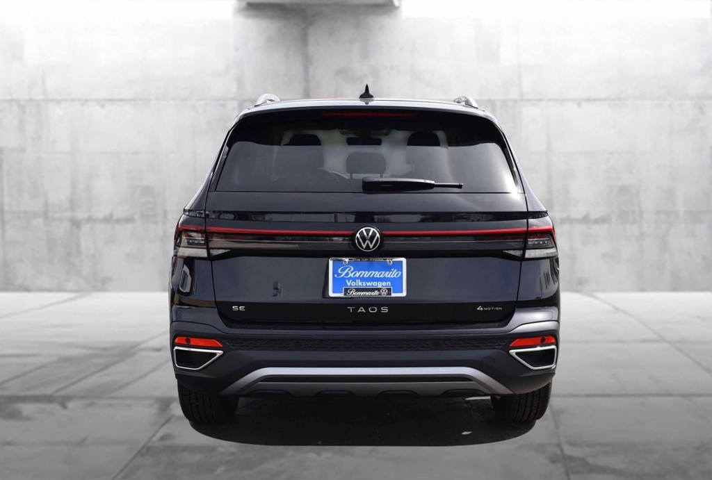 Volkswagen Taos Vehicle Full-screen Gallery Image 6