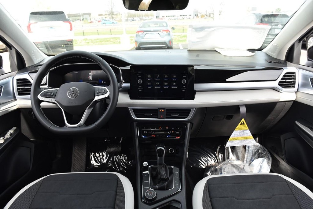 Volkswagen Taos Vehicle Full-screen Gallery Image 7