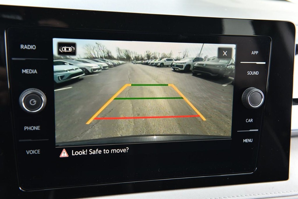 Volkswagen Taos Vehicle Full-screen Gallery Image 12