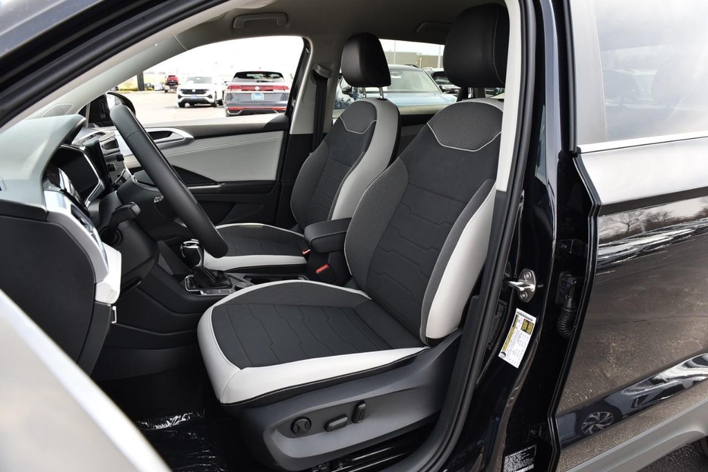 Volkswagen Taos Vehicle Full-screen Gallery Image 20