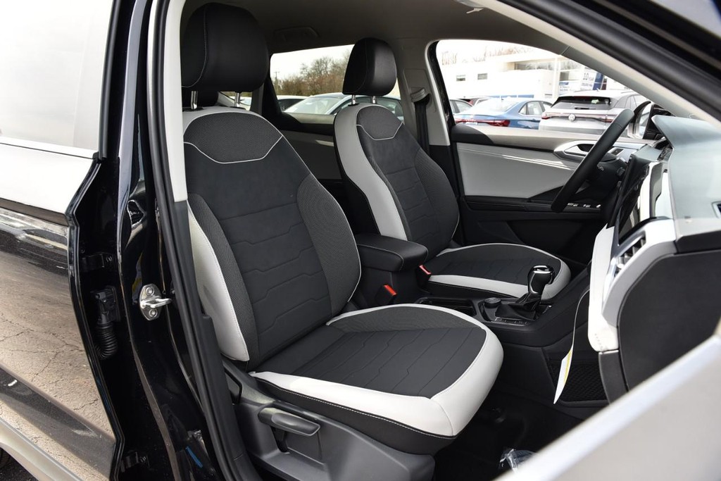 Volkswagen Taos Vehicle Full-screen Gallery Image 21