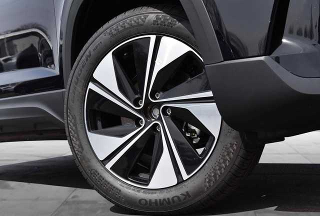 Volkswagen Taos Vehicle Image 03