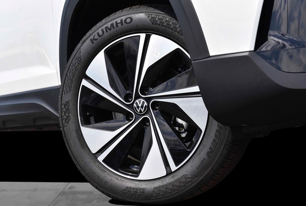 Volkswagen Taos Vehicle Full-screen Gallery Image 3