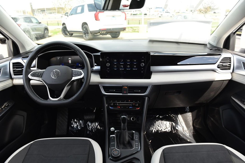 Volkswagen Taos Vehicle Full-screen Gallery Image 7