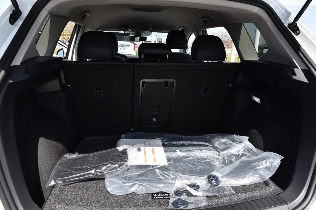 Volkswagen Taos Vehicle Full-screen Gallery Image 24