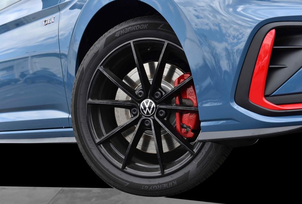 Volkswagen Jetta GLI Vehicle Full-screen Gallery Image 3