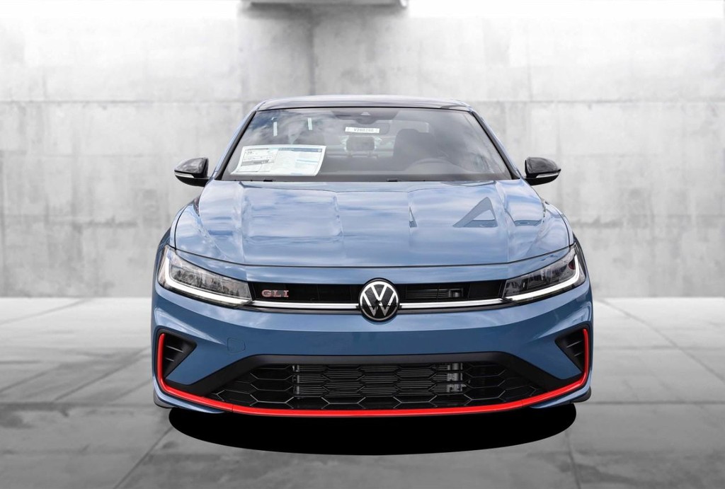 Volkswagen Jetta GLI Vehicle Full-screen Gallery Image 4