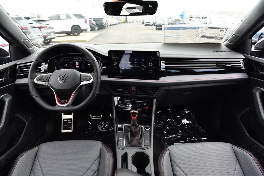 Volkswagen Jetta GLI Vehicle Full-screen Gallery Image 7