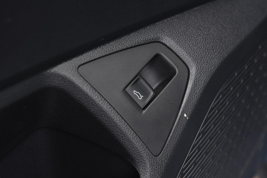 Volkswagen Jetta GLI Vehicle Full-screen Gallery Image 9