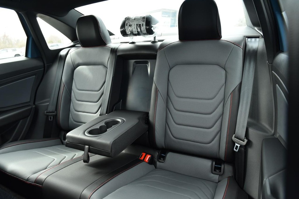 Volkswagen Jetta GLI Vehicle Full-screen Gallery Image 23