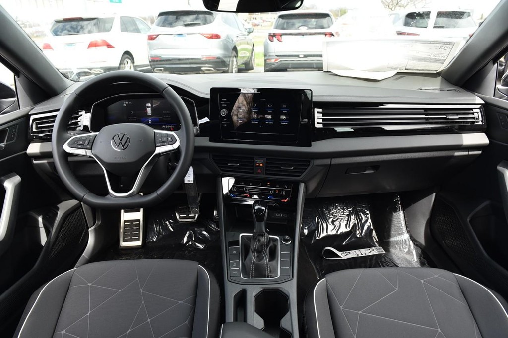 Volkswagen Jetta Vehicle Full-screen Gallery Image 7