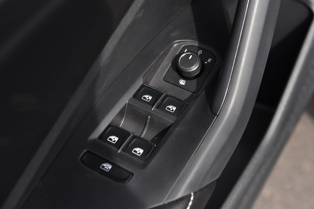 Volkswagen Jetta Vehicle Full-screen Gallery Image 8