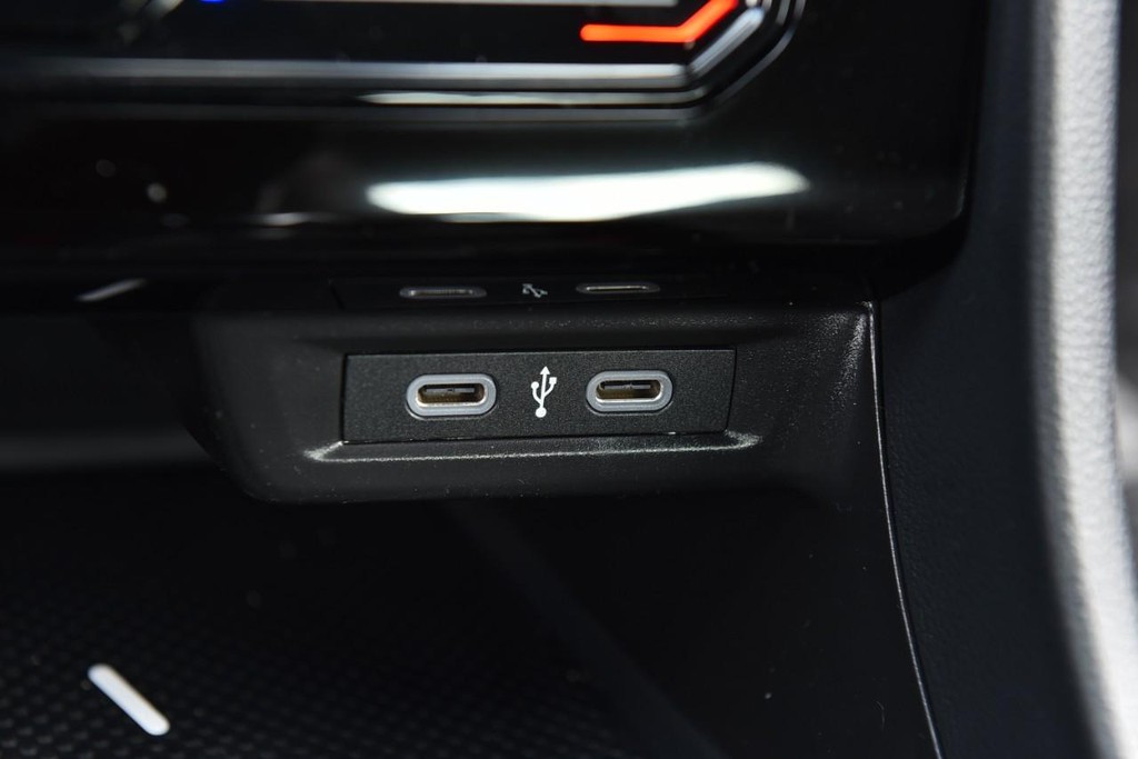 Volkswagen Jetta Vehicle Full-screen Gallery Image 16