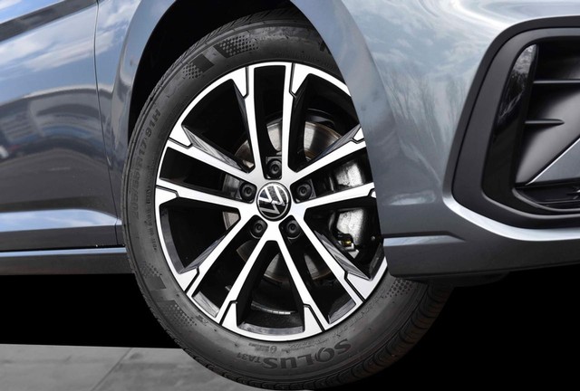 Volkswagen Jetta Vehicle Image 03