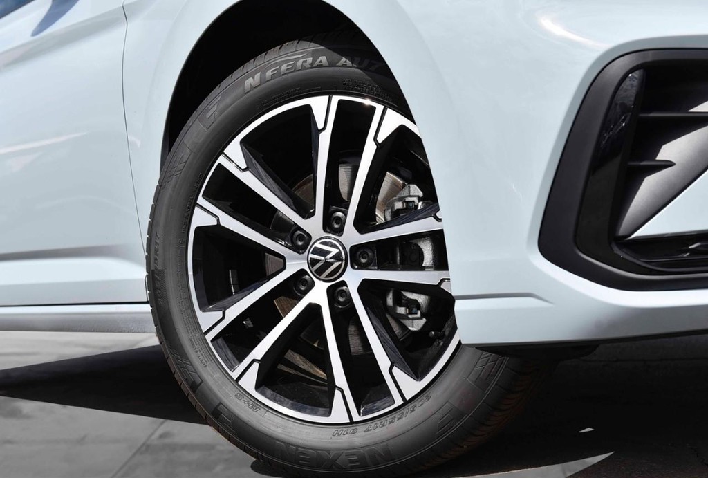 Volkswagen Jetta Vehicle Full-screen Gallery Image 3