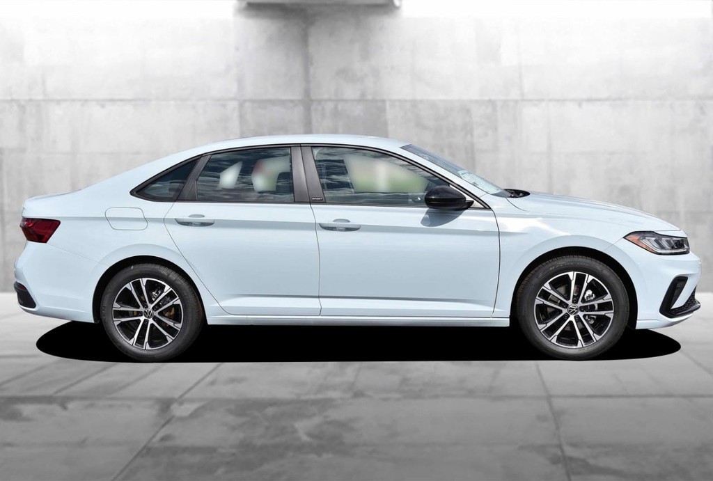 Volkswagen Jetta Vehicle Full-screen Gallery Image 5