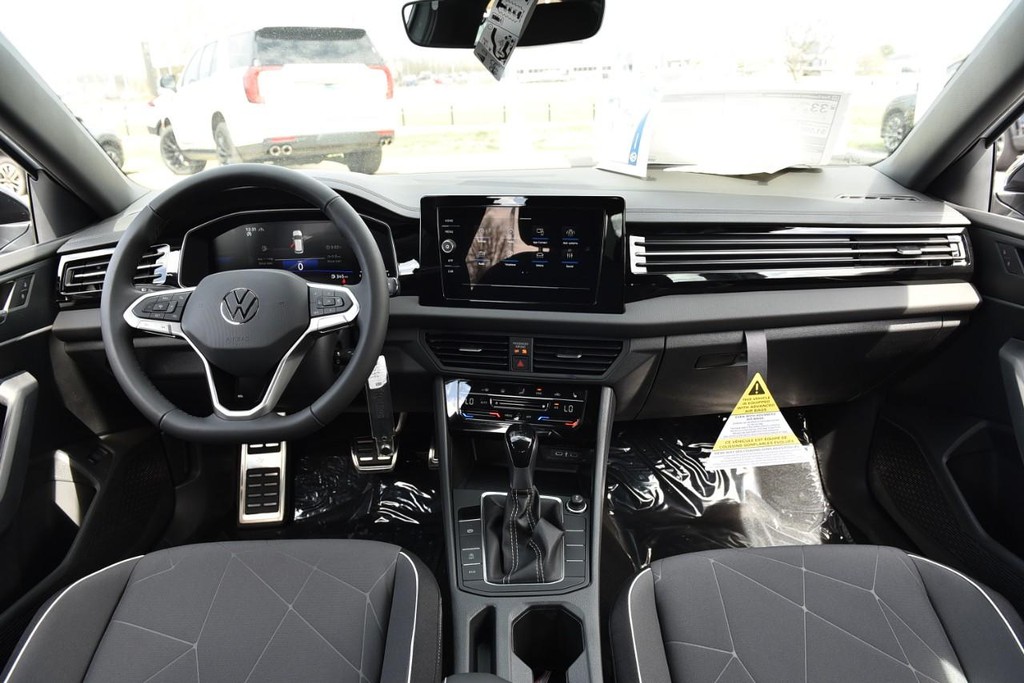 Volkswagen Jetta Vehicle Full-screen Gallery Image 7