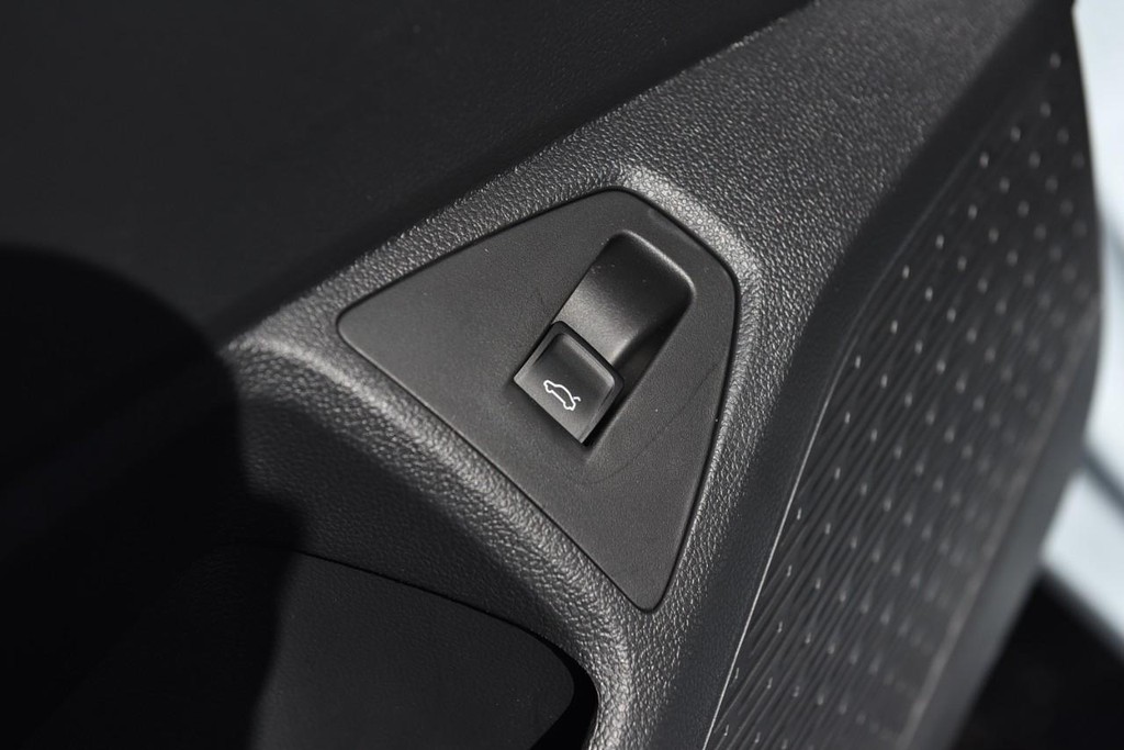 Volkswagen Jetta Vehicle Full-screen Gallery Image 9