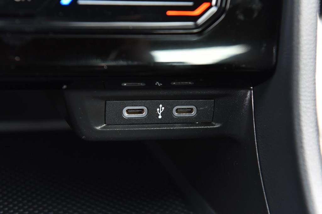 Volkswagen Jetta Vehicle Full-screen Gallery Image 16