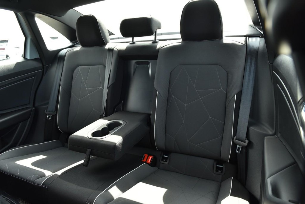 Volkswagen Jetta Vehicle Full-screen Gallery Image 21